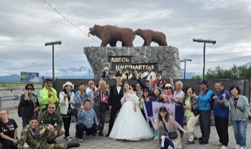 棕熊與鮭魚雕像