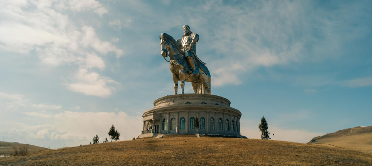 特勒吉國家公園(騎馬)－成吉思汗雕像博物館 (穿蒙古服裝照相、騎駱駝、賞雄鷹、射箭－烏龜石－紅牛蒙式小火鍋